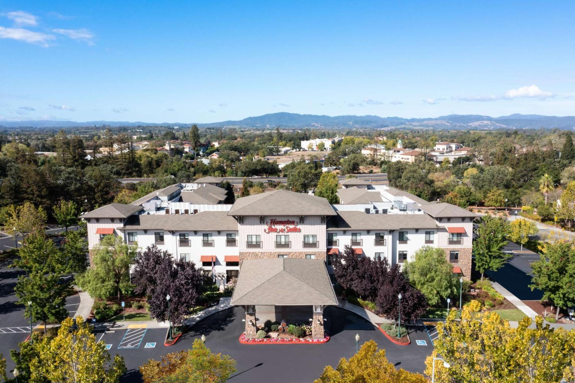 Hampton Inn & Suites Windsor-Sonoma Wine Country Exterior foto